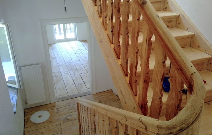 Holztreppe mit gedrechseltem Holzgeländer in einem Altbau
