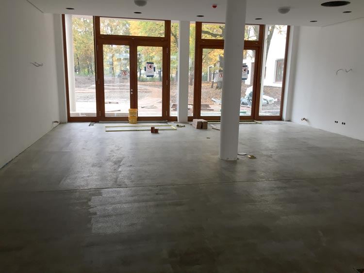 Leerer Raum mit Estrich vor der Parkettverlegung