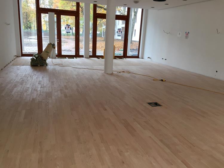 Großer Raum mit verlegtem Parkett vor dem Einbau der Leisten