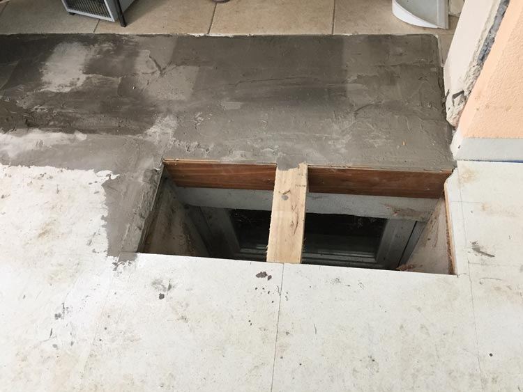 Offene Bodenöffnung eines Lüftungsschachts im Estrich