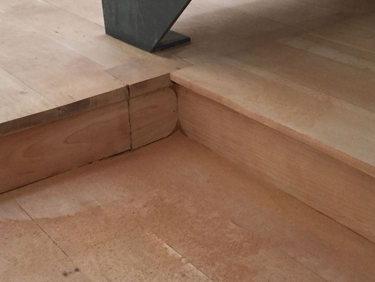 Geschliffenes Holzpodest als Übergang zwischen zwei Bodenebenen