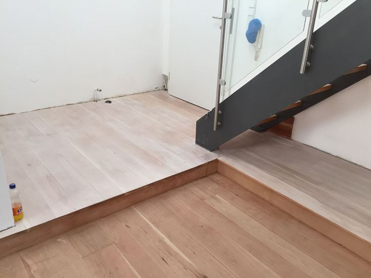 Parkettstufen unter einer Stahltreppe nach dem Schleifen