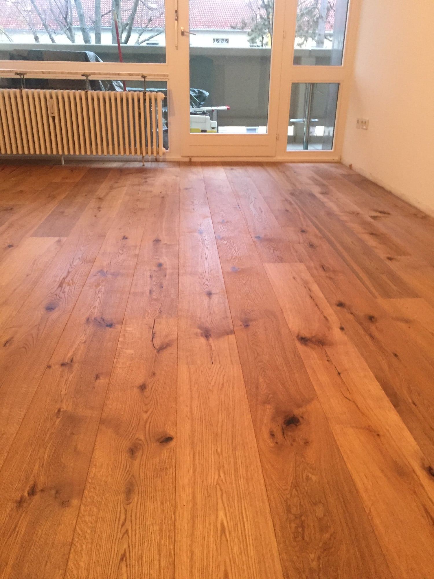 Rustikale Eichen-Landhausdielen in einem Raum mit Balkontür